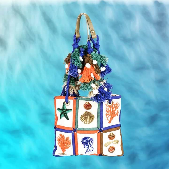 ジャマンピュエッシュのインスタグラム：「An ultimate summer bag embellished with artisanal embroidery of sea creatures #jaminpuech #summer #sea #artist #fashion」