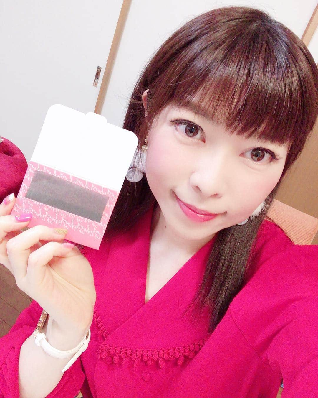 DJ MIYAさんのインスタグラム写真 - (DJ MIYAInstagram)「やっほぉ～！！🌸❤️桜が満開になってきてめっちゃ嬉しいでーす❤️皆さんのところはどうですかぁ？♪(๑ᴖ◡ᴖ๑)♪ .  最近ハリーアップで、簡単セルフケアしていまぁぁす！)^o^(🎀 @hurryup_hurryup . .  遠赤外線効果で、シートを肌に当てるとじんわりしてきて気持ちがいいよぉ。❤️ .  スキンケアのあとで、このシートを気になる部分に貼って5分くらいで剥がすだけ～～！！ . .  それに、メイク直しにも使えるよ～。 スキンケア成分の浸透にも期待できますねん♪❤️ . . .  #ハリーアップ　#美容　#美容好き　#コスメ好き　#美容マニア　#インスタグラマー #きれいになりたい  #コスメ　#美容大好き　#スキンケア　#女子力アップ #hurryup #新作コスメ　#お肌ケア　#ビューティー　#今日のコーデ　#ファッションブロガー #メディカーボン　#ぷるぷる肌　#すっぴん肌　#美肌　#インフルエンサー　#美容インフルエンサー #20代  #スキンケア好き #今日のファッション #今日のメイク #お肌のハリ #ナチュラルメイク #美肌ケア」3月27日 21時07分 - dj_miya