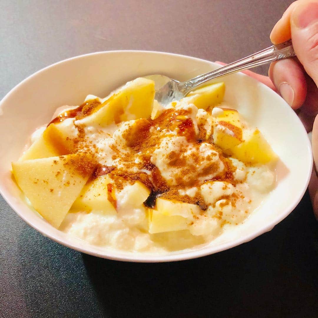 のインスタグラム：「#自家製豆乳ヨーグルト 今日は有機りんご🍎シナモン、デーツシロップで😍 Homemade soy yogurt with organic apple, cinnamon and dates syrup 😊 #yummy #dairyfreeyogurt #乳製品不使用ヨーグルト #乳酸菌  #私達は食べてるものでできている  #私達は食べてるもので生きている  #中からと外からの美と健康  #美容アンチエイジング専門医 #黒田愛美」