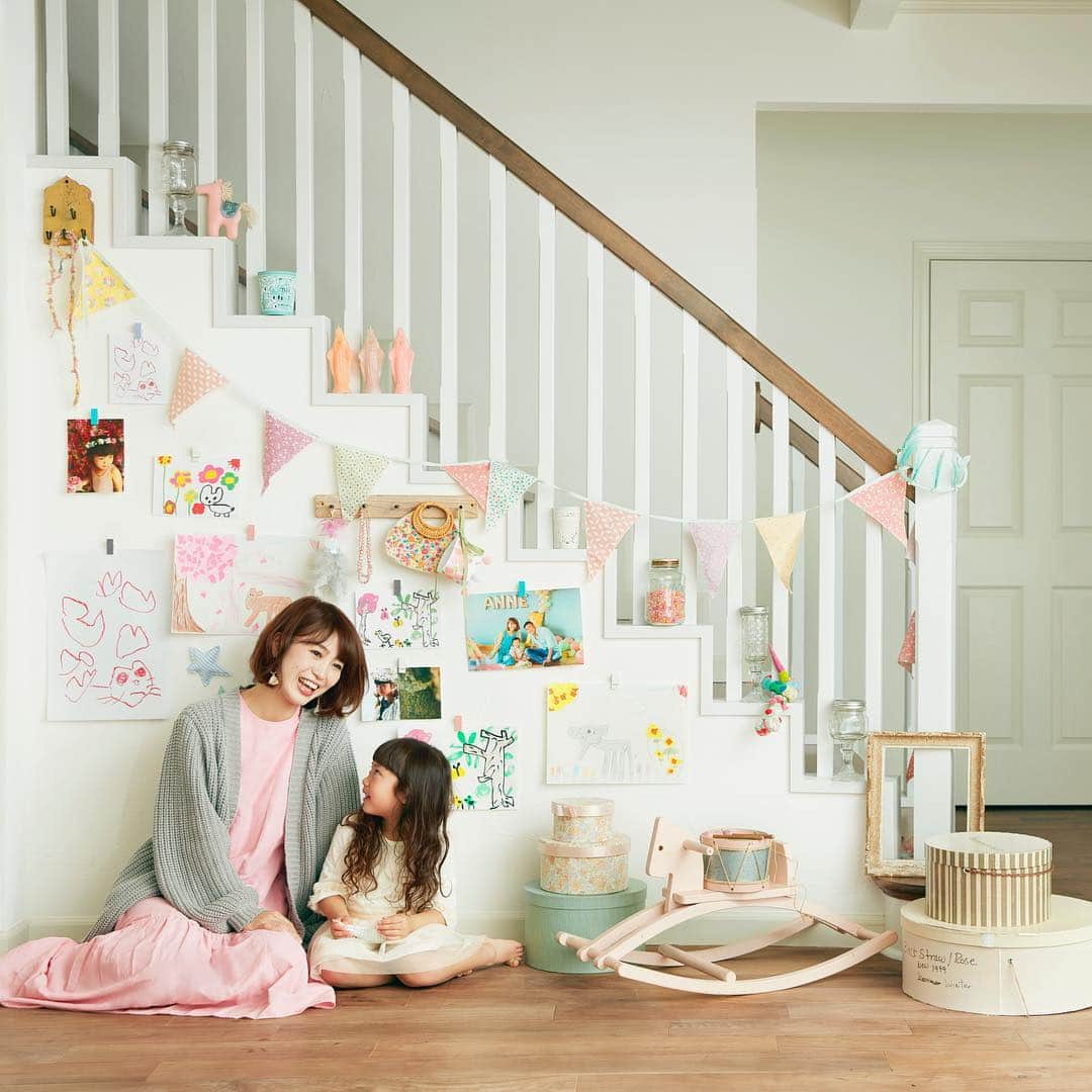NEXTWEEKENDさんのインスタグラム写真 - (NEXTWEEKENDInstagram)「【「#かぞくごと」のこれから。】﻿ ﻿ 家族と過ごす何気ない日常を﻿ もっと楽しんでいくコミュニティを作るために @studioclip と一緒にスタートした﻿ 「#かぞくごと」プロジェクト。﻿ ﻿ 1年かけて #かぞくごと ハッシュタグも﻿ 5,000件目前となり、﻿ それぞれの家族の幸せなひとときが溢れる、﻿ 本当にあたたかいコミュニティとなりました。﻿ ﻿  そんな #かぞくごと を﻿ 今年は4つのブランドと一緒に、﻿ もっと大きなお祭りにしながら﻿ 大切に育てていくことにしました。﻿ ﻿  #かぞくごと プロジェクトを﻿ 盛り上げてくれるアンバサダーたちも﻿ 「ファッション部」「ママ＆キッズ部」﻿ 「料理部」「インテリア・D.I.Y部」と﻿ 部活に分かれて45名が活動します！  アイディア豊富なメンバーの﻿ 作り出すコンテンツは、これから﻿ 記事でも沢山ご紹介していく予定です。﻿ ﻿  皆さんにも、家族とのなんでもない﻿ 幸せな瞬間を切り取った ﻿ #かぞくごと をシェアしていただき、  バージョンアップした #かぞくごと の文化を﻿ 一緒に楽しく育てていただけたら嬉しいです。」3月27日 21時11分 - nextweekend_jp