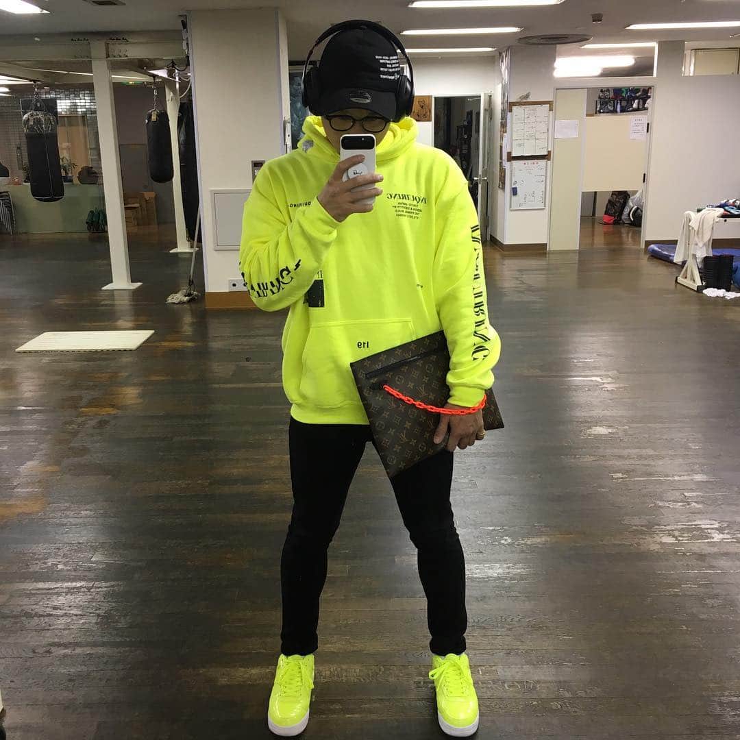 のインスタグラム：「迷子防止コーデ 笑 @inquiringtokyo パーカー たまらん最高すぎる 笑 . #inquiring #inquiringtokyo #virgilabloh #louisvuitton #virgilablohlouisvuitton #nike #ピー子さんファッションチェックお願いします #迷子防止コーデ ←このハッシュタグが110件もある事に驚いた 笑」