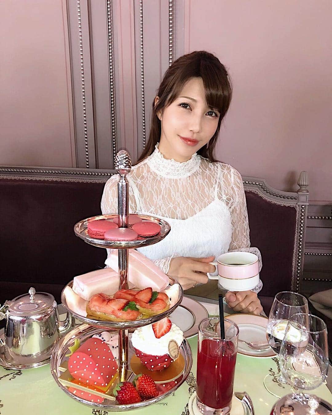 植田せりなさんのインスタグラム写真 - (植田せりなInstagram)「🌸🍓🌸🍓🌸 Spring is coming😘 @maisonladuree . . #アフタヌーンティー  #ラデュレ銀座  #いちご尽くし #いちごアフタヌーンティー  #スイーツ巡り  #幸せ #女子会ランチ  #せりなコーデ #laduree#ginza#strawberrycake#spring#tokyo#ladureeginza」3月27日 21時15分 - serina_ueda