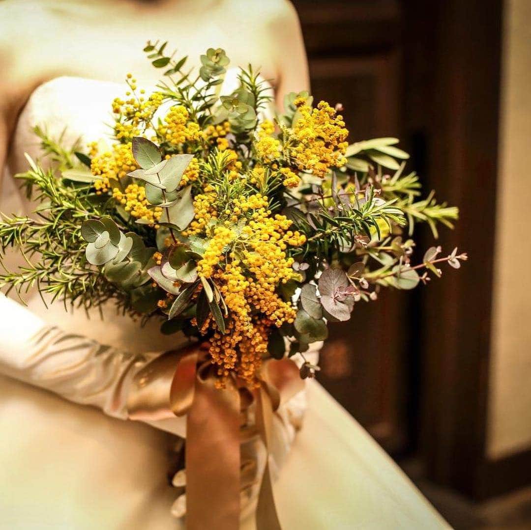 アンジェローブ 名古屋 結婚式場さんのインスタグラム写真 - (アンジェローブ 名古屋 結婚式場Instagram)「@weddingisland_angerobe をフォローして、 『 #アンジェローブ 』のタグで. お写真を投稿してくださいね＊*. . ——————————. .  最高の一枚 結婚式には沢山のステキなシーンがあります。 . . .  #ミモザのブーケ 春らしいイエローが可愛いです😍 . . ——————————. . -アンジェローブの公式HPをcheck＊* http://www.angerobe.co.jp/sp/ -ブライダルフェアの予約はコチラから♪ http://www.angerobe.co.jp/sp/fair/ . ——————————. . ぜひ『 #アンジェローブ 』のハッシュタグで. ウェディングの写真を投稿してくださいね＊*. ステキなお写真はこちらのアカウントでリグラムさせていただきます♪. . また『#アンジェローブ』のハッシュタグで投稿していただいた#アンジェ嫁 様は必ずフォローさせて頂きます💕  プレ花嫁さんも卒花嫁さんもずーっと繋がっていきましょう💕 . . . ——————————. . ※ ★コチラのInstagramもCheck★  マリエール岡崎 @marriyell_okazaki  マリエール豊橋 @marriyell_toyohashi  マリエール山手(名古屋市八事) @marriyell_yamate  マリエール ガーデンバーベナ(一宮市) @marriyell_gardenverbena  プルーナ マリエール(豊田市梅坪駅） @puruna_marriyell  アルコラッジョ マリエール(浜松駅) @arcoraggio_marriyell . . 毎日卒花嫁さんのステキな写真をUPしています✨ プレ花嫁さんは要チェック☑️ . .  #wedding #weddingdress #angerobe #プレ花嫁 #かわいい #結婚式準備 #卒花#東海プレ花嫁#名古屋プレ花嫁 #リニューアルオープン #名古屋結婚式場#名古屋プレ花嫁#結婚式ストーリー #ウェディング#結婚式レポ #婚約 #プロポーズ#金城ふ頭#marryxoxo#笑顔#結婚式っていいね #結婚式楽しい#写真好きな人と繋がりたい #ウェディングブーケ #ミモザ #イエローブーケ」3月27日 21時16分 - weddingisland_angerobe