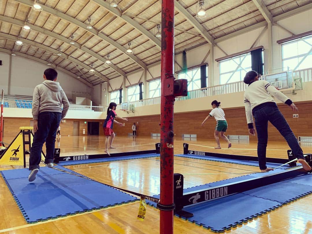 のインスタグラム：「今日は、スラックラインクラス4つこなしました。💪 #スラックラインリサーチ #スラックライン #スラックライン教室 #体幹 #コア #オフトレ #バランス #姿勢 #slackline #gibbonslacklines #slacktivity #slacklineresearch」