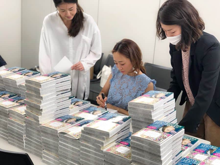 神崎恵さんのインスタグラム写真 - (神崎恵Instagram)「たくさんの書店さまからいただいた、サイン本のリクエスト。 心を込めて書きました。 約900冊ほど書かせていただきました。 とても読み応えのある1冊。 装丁もキラッキラで可愛いです🦚🍎✨ #新刊 #この世でいちばん美しいのはだれ  #ダイヤモンド社 #サイン本」3月27日 21時20分 - megumi_kanzaki