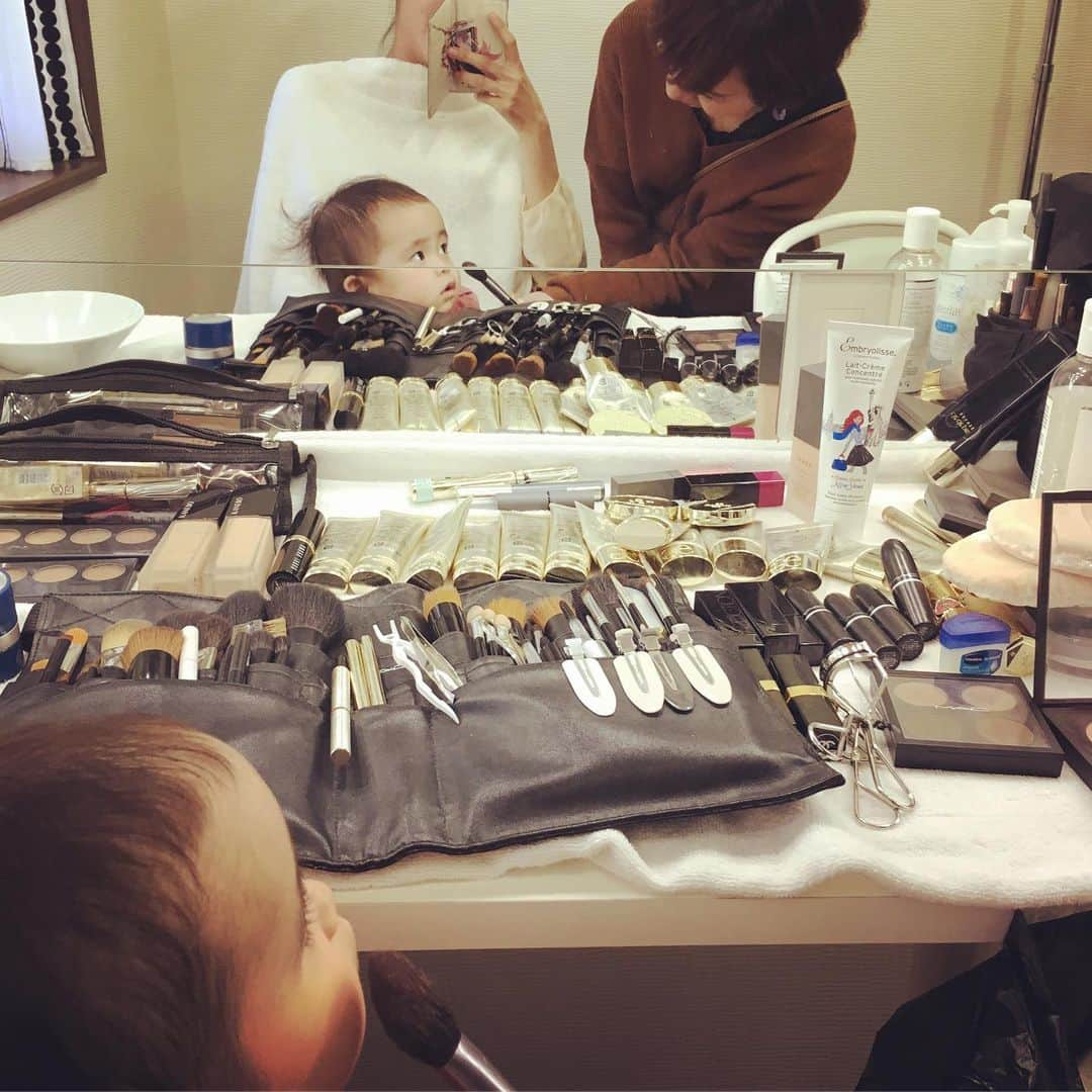 のインスタグラム：「昨日も可愛いスタジオで娘と撮影でした。 メイクさんにママの真似っこでメイクごっこしてもらう娘💄笑 少し先のようですが楽しみだな〜🌸 今日は#さくらの日 らしい🌸🌸 #撮影 #娘 #メイク #🌸」