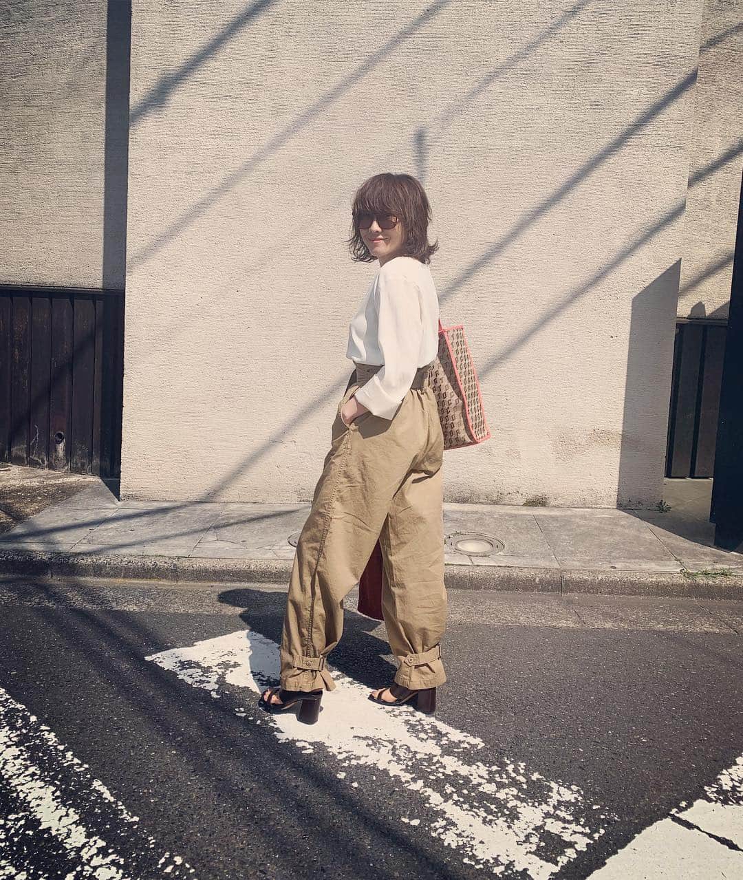 風間ゆみえのインスタグラム：「ウエストをキュッとしめるのがかなり良い緊張感‼︎ なのにはき心地最高‼︎ らくちん。 裾のアレンジできるデザインもかなり好み‼︎ @1030kei おけい先生のおススメ通りかなり良かった‼︎ 😆✨ @stylings_official  #yumie_k_style」