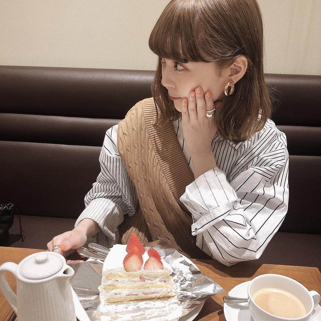のインスタグラム：「. 懐かしの虫歯ポーズと🍰 shirt @llseekll knit @uhruhruhr」