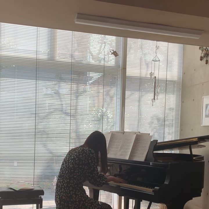 本城結実のインスタグラム：「. . 今日はピアノの発表会でした🎹 ※貞子ではありませんww . やりたい曲をきちんと 長期的に練習することを次回までの 目標にします!! . って毎年思ってるなぁぁぁ😂😂 . 細く長く、おばあちゃんになるまで ピアノを続けて行けますように🙏 . #ピアノ#piano#クラシック#クラシックピアノ #classicmusic #ピアノ発表会 #chopin #インスタピアノ同好会 #クラシック音楽 #ピアノ演奏 #ピアノ教室 #ピアノ動画 #ピアノ好き #スタインウェイ #steinway #steinwayandsons #steinwaypiano#ピアノ好きな人と繋がりたい #ピアノの発表会#ショパン#大人のピアノ」