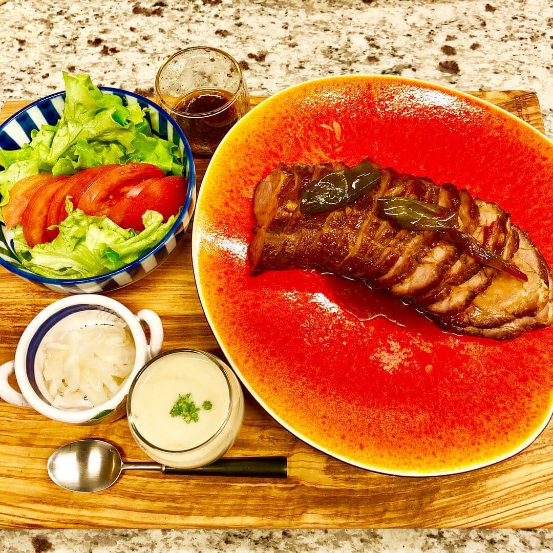 工藤静香さんのインスタグラム写真 - (工藤静香Instagram)「タレを煮詰めてトロミを付けたら出来上がり💕 焼き豚、カリフラワースープ、オニオンビネガースライス。 一緒に煮たネギだけでもご飯が🍚食べれてしまいます(^^) 豚肉と、オニオンビネガーを一緒に食べると更に美味しいです！」3月27日 21時25分 - kudo_shizuka