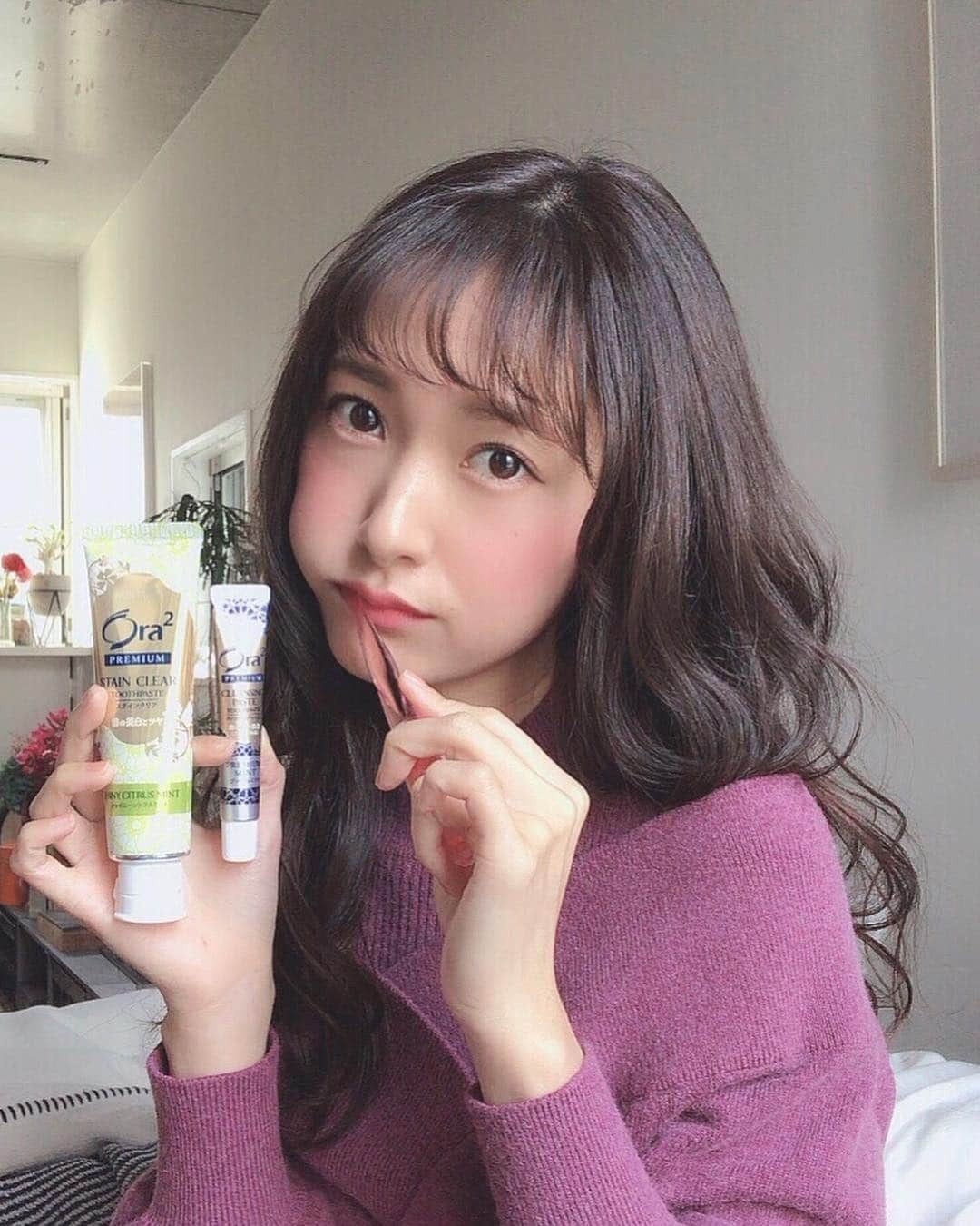 粟津麻依さんのインスタグラム写真 - (粟津麻依Instagram)「歯磨き粉のご紹介🌱Ora2 Premium (実はこの１年くらいリアルに使っていたの) 磨き終わったあとに爽快感があるし、着色汚れを落としてくれます。２本のライン使いだよ。 . 毎日使うベーシックケア 「オーラツー プレミアム ステインクリア ペースト」 週１回使うスペシャルケア 「オーラツー プレミアム クレンジング ペースト」 . #Ora2 #オーラルコスメ #２つのライン使い #PR  @ora2_official」3月27日 21時27分 - awatsumai