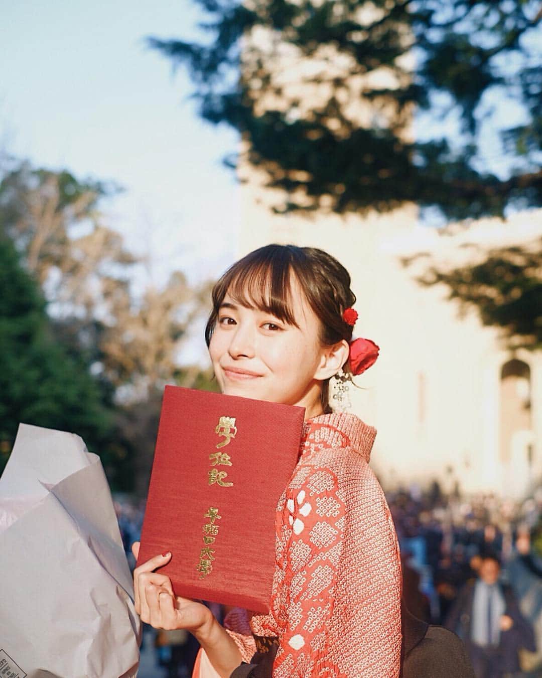 井桁弘恵さんのインスタグラム写真 - (井桁弘恵Instagram)「ㅤㅤㅤㅤㅤㅤㅤㅤㅤㅤㅤㅤㅤ ㅤㅤㅤㅤㅤㅤㅤㅤㅤㅤㅤㅤㅤ 昨日、早稲田大学を無事に卒業しました🌸 卒業式には両親も来てくれて、 成人式の時にも着た 大好きな赤の振袖と袴で 幸せな1日を過ごしました。 ㅤㅤㅤㅤㅤㅤㅤㅤㅤㅤㅤㅤㅤ 上京のきっかけになった大学進学、 長いようであっという間だった4年間、 この4年のなかで人生や将来について たくさん悩むことができたし、 何より色んなことに挑戦させていただいたことで、 この仕事をもっとしたいって思えることが出来て とっても有意義な4年間になりました🌸 ㅤㅤㅤㅤㅤㅤㅤㅤㅤㅤㅤㅤㅤ この4年間を支えてくださった 家族、先生、マネージャーさん、友達、仕事で出会った方々、そして、応援してくださった皆様に感謝です！ その気持ちを忘れずに 卒業後もっともっと頑張ります☺︎ ㅤㅤㅤㅤㅤㅤㅤㅤㅤㅤㅤㅤㅤ たくさんDMでのメッセージありがとうございます❤︎」3月27日 21時29分 - igetahiroe23