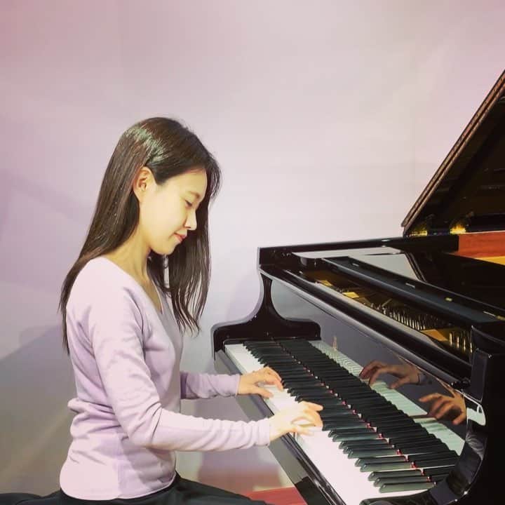 中園理沙のインスタグラム：「It's pure poetry 😌Words cannot describe its beauty...(Does anyone agree?) 🎹Chopin: Piano Concerto No. 1 純然たる詩。余分なものが削ぎ落とされた美。 この美は言葉では表せない、と感じるショパンのこの旋律です😌 (※DMは使用しておりません。ご了承下さい。) ・・・ #pianist #piano #chopin #chopinpianoconcertono1 #pianolove #pianista #classicalpianist #music #musician #lisanakazono #中園理沙 #ピアニスト #音楽家 #ショパン #肖邦」