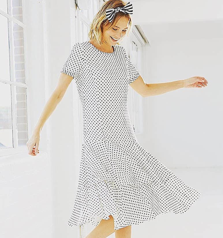 キャロライン チャールズのインスタグラム：「Skip into Spring ☀️ Embrace the #ss19 Collection with the Calypso Dress by Caroline Charles.  #womenswear #ladiesfashion #womensfashion #ladieswear #britishbrand #britishfashion #britishdesigner #fabric #fashion #designer #british #england #london #londonfashion #dress #summer #summerdress #polkadot  #style #streetstyle #dresses  #designer #design #luxury #photography #photoshoot」