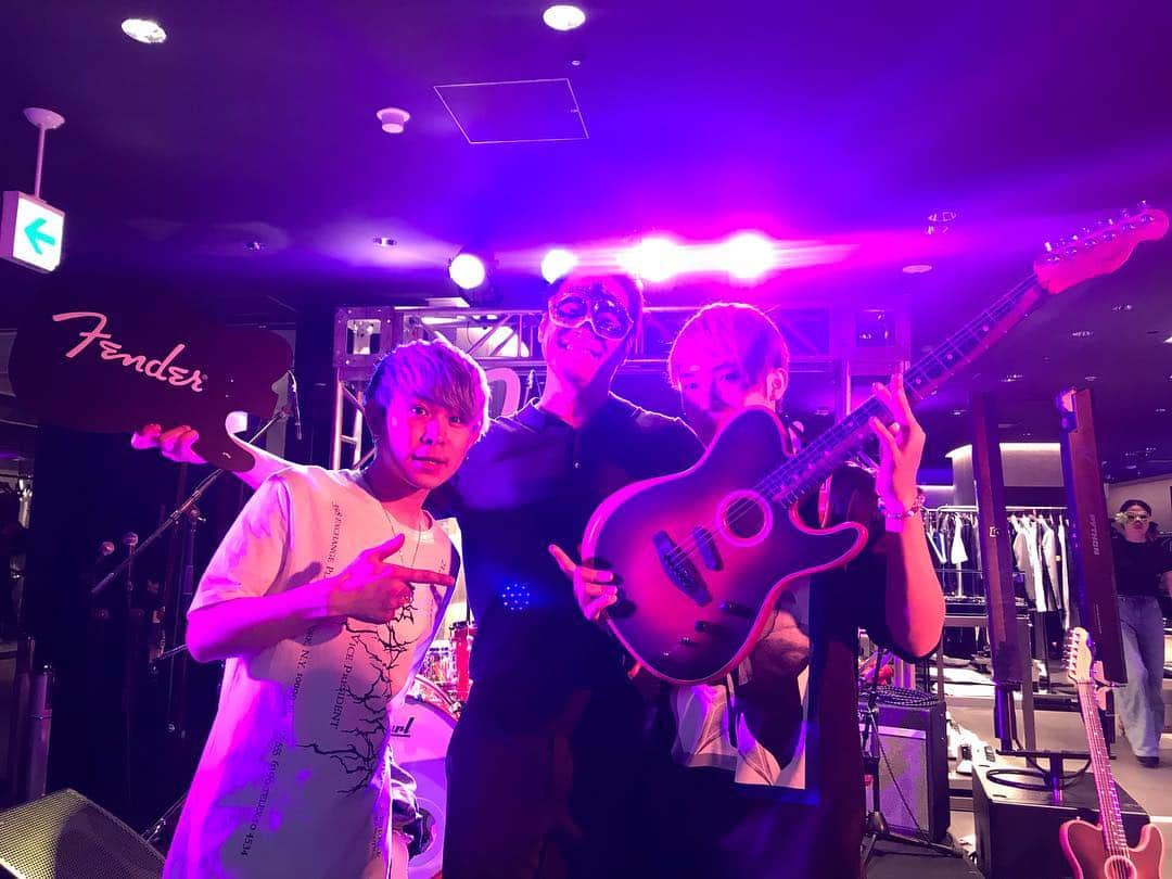 井手大介のインスタグラム：「山岸竜之介君と秘密パーティーでヤーマン。#fender #acoustasonic」