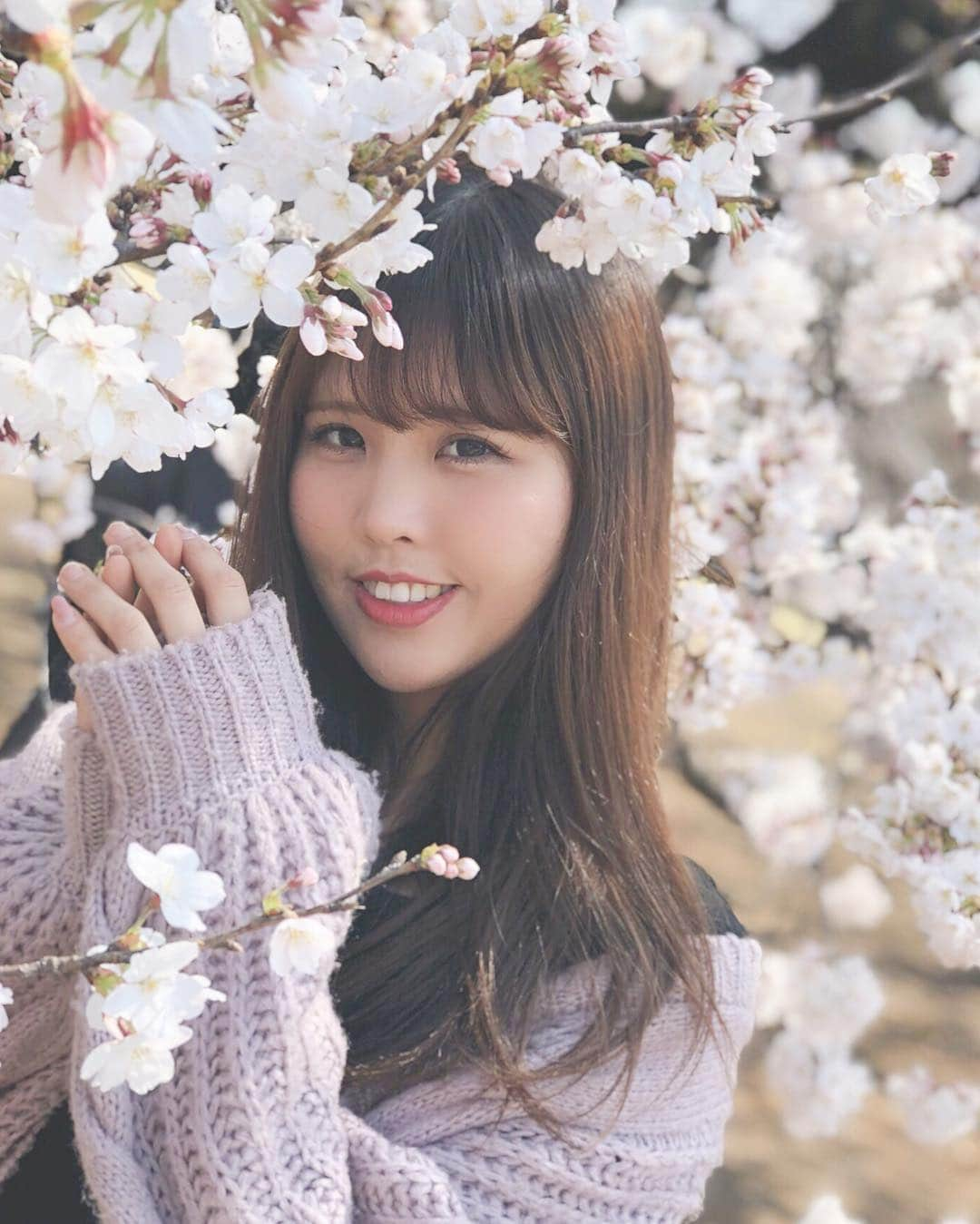 Yukaさんのインスタグラム写真 - (YukaInstagram)「今日暖かくて、お花見日和🌸 新宿御苑に来たーーー * 入園料が200円から500円に値上げになっても、入り口すごい列だった笑 * 満開ってほどじゃないけど、かなり咲いててめっちゃ綺麗😳 写真はお母さんにとってもらったよ💕 * * 終於又到了一年一次的櫻花季 今天天氣超好，於是就決定來新宿御苑 儘管門票從¥200漲到¥500 但排隊入場的人潮還是一年比一年誇張 櫻花的部分雖然還不到滿開的程度，大約七分左右 這系列照片都是媽媽幫我拍的😜 * * #yukajapandaily#yukajapantravel#sakura#shinjuku#shinjukugyoen#ohanami#picnic#popdaily#popjapan#桜#お花見#新宿#新宿御苑#ピクニック#写真好きな人と繋がりたい#夏#ポカポカ#お花見日和#お出かけ#春コーデ#桜満開」3月27日 21時37分 - loveyuka06