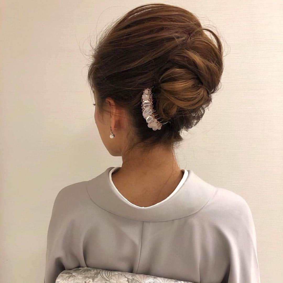 のインスタグラム：「先日のお客様。 和装大人かぶせアップ。  #ヘアメイク #ヘアセット #ヘアアレンジ #ヘアスタイル #銀座#美容師 #ウェディング#ウェディングヘア #ブライダル#ブライダルヘア #結婚式#プレ花嫁#花嫁#前撮り#着物#浴衣 #シニヨン#ダウン#ダウンスタイル#編み込み#ヘアメイクリハーサル #bride#bridehair#bridal#updo#upstyle」