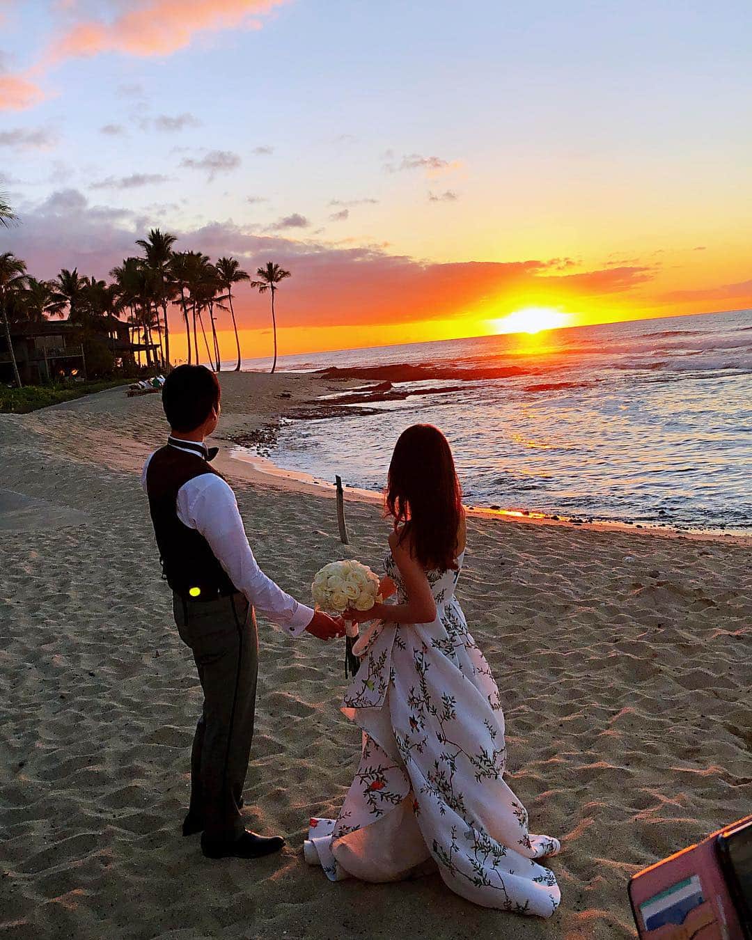 のインスタグラム：「夕焼けもこんなに鮮やかでした🌇 . フォーシーズンズリゾートフアラライのweddingは１日１組のみなのでスペシャル感があります🤵👰💕 . 挙式はハワイがいいねって話していて、実際場所を決めるときに色々探しましたが、ハワイ島のフォーシーズンズが一番理想に近かったです☺️✨ スタッフの方々のサービスも素晴らしく、もちろんロケーションは素敵だし、食事もおいしいし、なにより空気感がゆったりしてて本当素敵なホテルです。 . #wedding #ハワイ挙式 #ハワイ島挙式 #ハワイ島 #ハワイ島ウェディング #hawaii #hawaiiwedding #ウェディング #thetreatdressing #トリートドレッシング #モニークルイリエ #2019春婚」