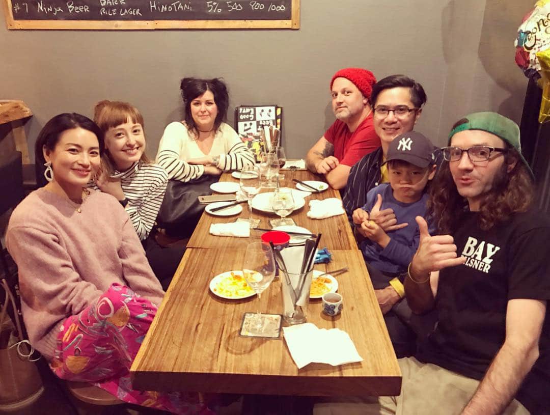 桃生亜希子のインスタグラム：「Christen @fairystories が、SFに引っ越すと聞いて、鎌倉のクラフトビールBar "ルーディーブリュー"@rudybrewkamakura に集まった。  新しい人生の門出に乾杯🍻🥂！ 素敵な出会いに溢れていますように😘❤️ Good luck for your next lifetime journey 💕See you soon 💋  #ごはんもみんな美味しかった」