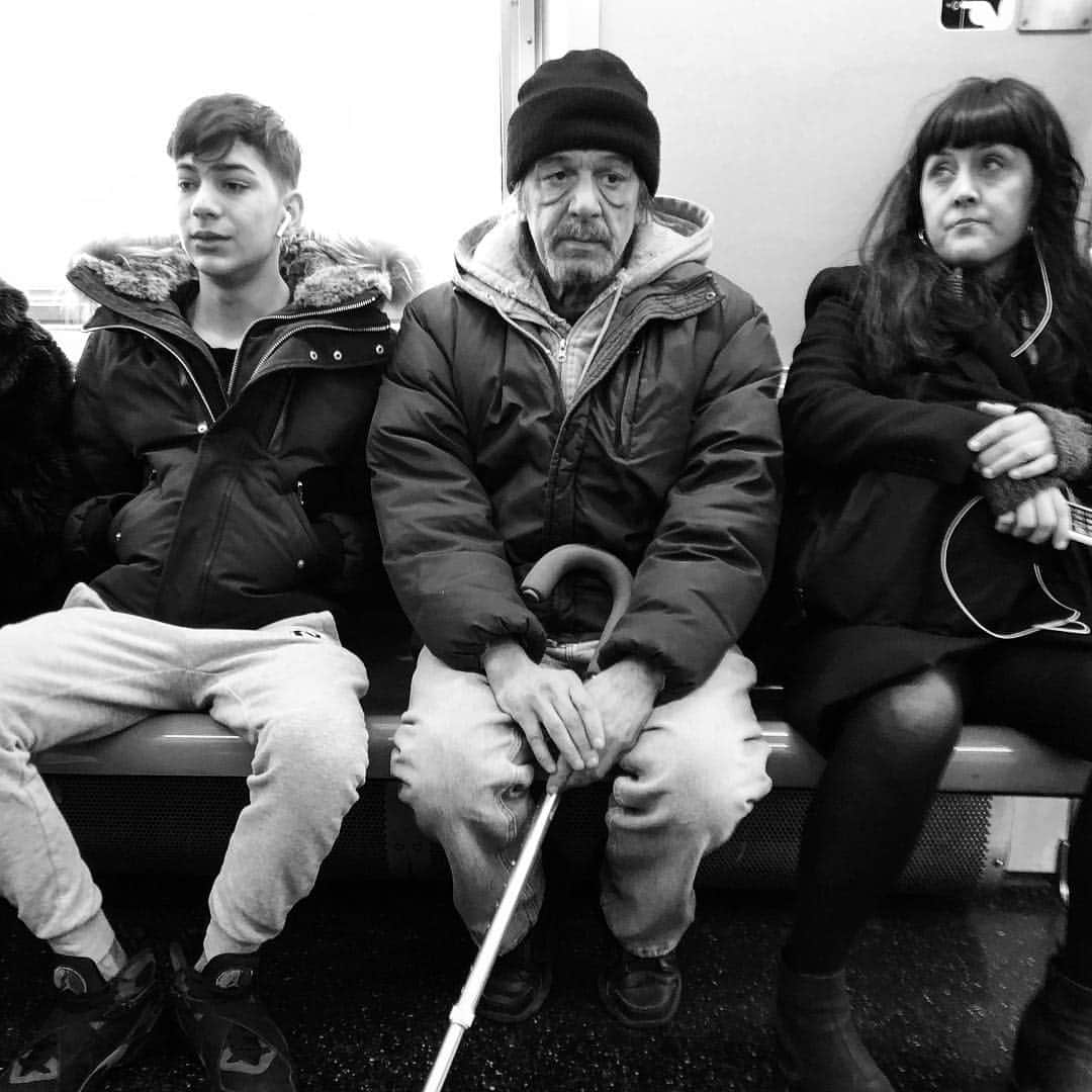 スコット・ローウェルさんのインスタグラム写真 - (スコット・ローウェルInstagram)「Stuck in the Middle . #subway #streetphotography #shotoniphone #subwayseries #mta #nycsubway #nycstreetphotography #documentaryphotography #streetphotography_bw #storyofthestreets #life_is_street  #candidphotography #blackandwhite #blackandwhitephoto #blackandwhitephotography #bnw #instablackandwhite #solitarycrowd」3月27日 22時01分 - scolo222