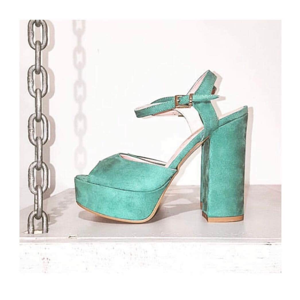 のインスタグラム：「#islo #isloisabellalorusso #isloshoes #shoes #sandals #fashion #style #shop #negozio #rivenditore #heels #tacchi #higheels #shoponline  #shoppingonline #shopping #newcollection #madeinitaly #staytuned」