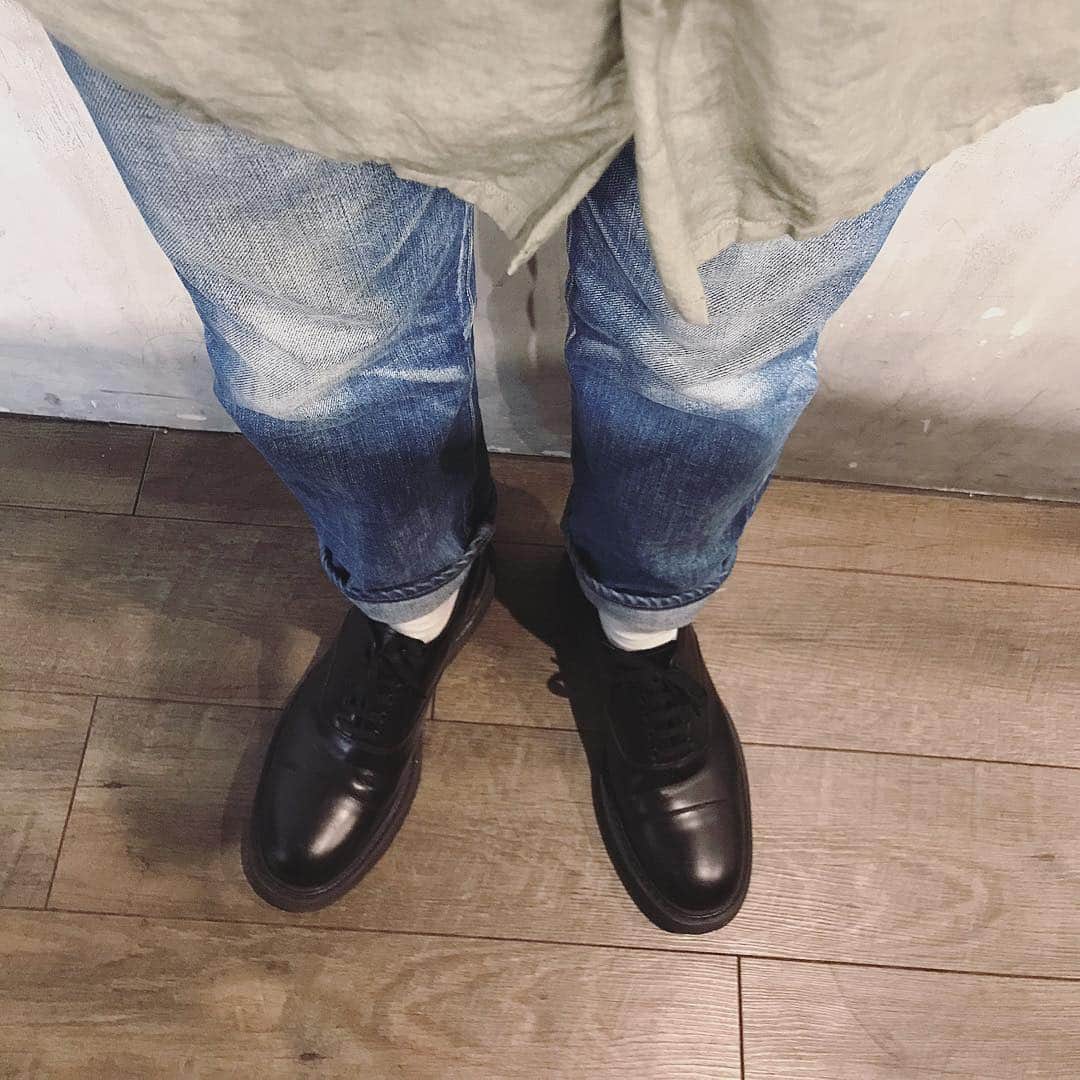 野口和弘のインスタグラム：「denim × khaki × dress shoes . #ootd  #fashion #たまにはこういうやつも #あげさせて #だって #だって #若い子ぶりたい #んだもん #てへっ #かずを」