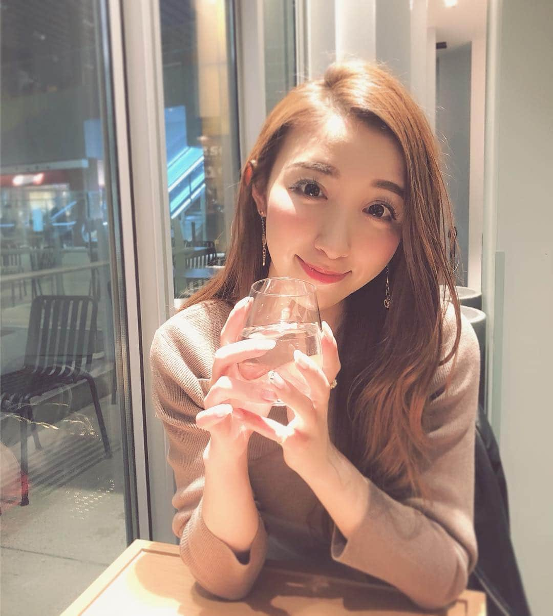 東條恭子さんのインスタグラム写真 - (東條恭子Instagram)「. chilling at my fav cafe☕️❤️ . . 空いた時間はすぐカフェに入るのですが🧁❤️笑 ここ一週間程は常温のお水も一緒にいただくようにして、現代人が摂り過ぎてしまいがちな「塩糖脂」を野菜パワーでトリプルケアしてくれると話題の#ベジバリア を3粒♪ . 外食/お酒のシーンも少なくないので浮腫みや食事バランスはやっぱり日々気になるところですが、飲み始めてからここ数日顔色も体調もスッキリして調子が良いので✨ このまま続けてみますっ🎶 . . #塩糖脂 #ベジエ #スピルリナ #美容 #美容好きな人と繋がりたい #美容好きさんと繋がりたい #美容好き #健康 #健康管理 #体調管理 #ヘルシー #beauty #japan #tokyo #japanese #japanesegirl #tokyogirl #healthy #cafe #chill #relax」3月27日 21時55分 - kyoko_tojo