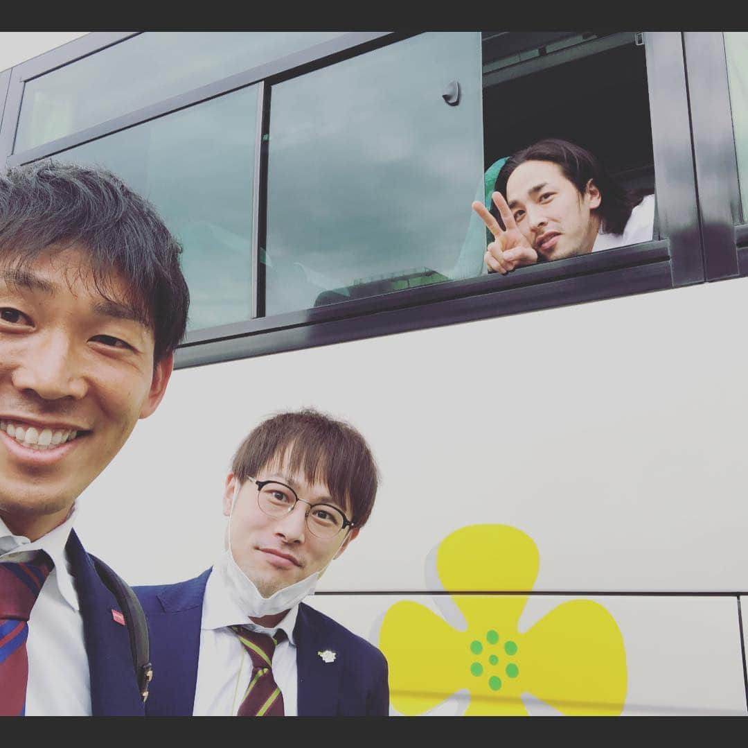 金山隼樹さんのインスタグラム写真 - (金山隼樹Instagram)「この間、偶然隣にレバンガ北海道のバスが止まってて、久々に会う事ができました！苦しい時期みたいだけど、絶対に朝飛と全なら乗り越えれる、お互い頑張ろうな！ 少しの時間でもめちゃ刺激貰えました！ #レバンガ北海道 #多嶋朝飛 #牧全 #昔の写真と今の写真」3月27日 21時55分 - junki_13_kanayama