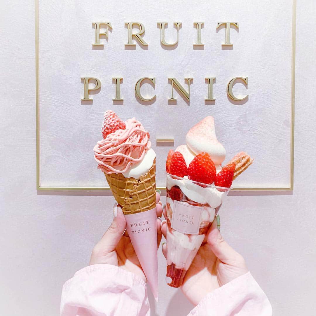 tomomi ❤︎ よしはしともみ ❤︎さんのインスタグラム写真 - (tomomi ❤︎ よしはしともみ ❤︎Instagram)「. . 屋内でピクニックができるカフェ @fruit_picnic ではピクニックの アフタヌーンティーだけじゃなくて 普通のカフェスペースもっ🍦🎀 . ✔️フルーツサンデーストロベリー ✔️ソフトクリームストロベリー . どちらも溶けるのめっちゃ早いので 写真はすぐ撮ることをオススメする🍓💭 . #fruitpicnic #cafe #tokyocafe #harajukucafe #omotesandocafe #koreacafe #フルーツピクニック #原宿カフェ #表参道カフェ #東京カフェ #カフェ #フォトジェニック #韓国風カフェ #ピンクカフェ #ソフトクリーム #ピンクフード #パフェ #いちごパフェ #苺 #いちごスイーツ #카페 #도쿄카페 #일본카페 #하라주쿠」3月27日 21時56分 - tomomi_yoshihashi
