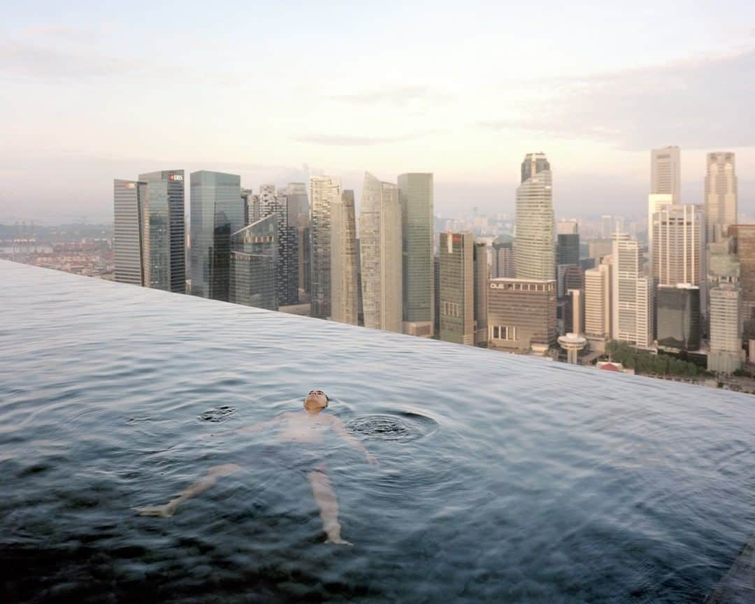 National Geographic Travelさんのインスタグラム写真 - (National Geographic TravelInstagram)「Photo by @gabrielegalimbertiphoto and @paolowoods | A man floats in the 57th-floor swimming pool of the Marina Bay Sands Hotel, with the skyline of “Central,” the Singapore financial district, behind him. #Singapore #pool #swimmingpool #financialdistrict #skyline #water #pool #57th」3月27日 21時59分 - natgeotravel