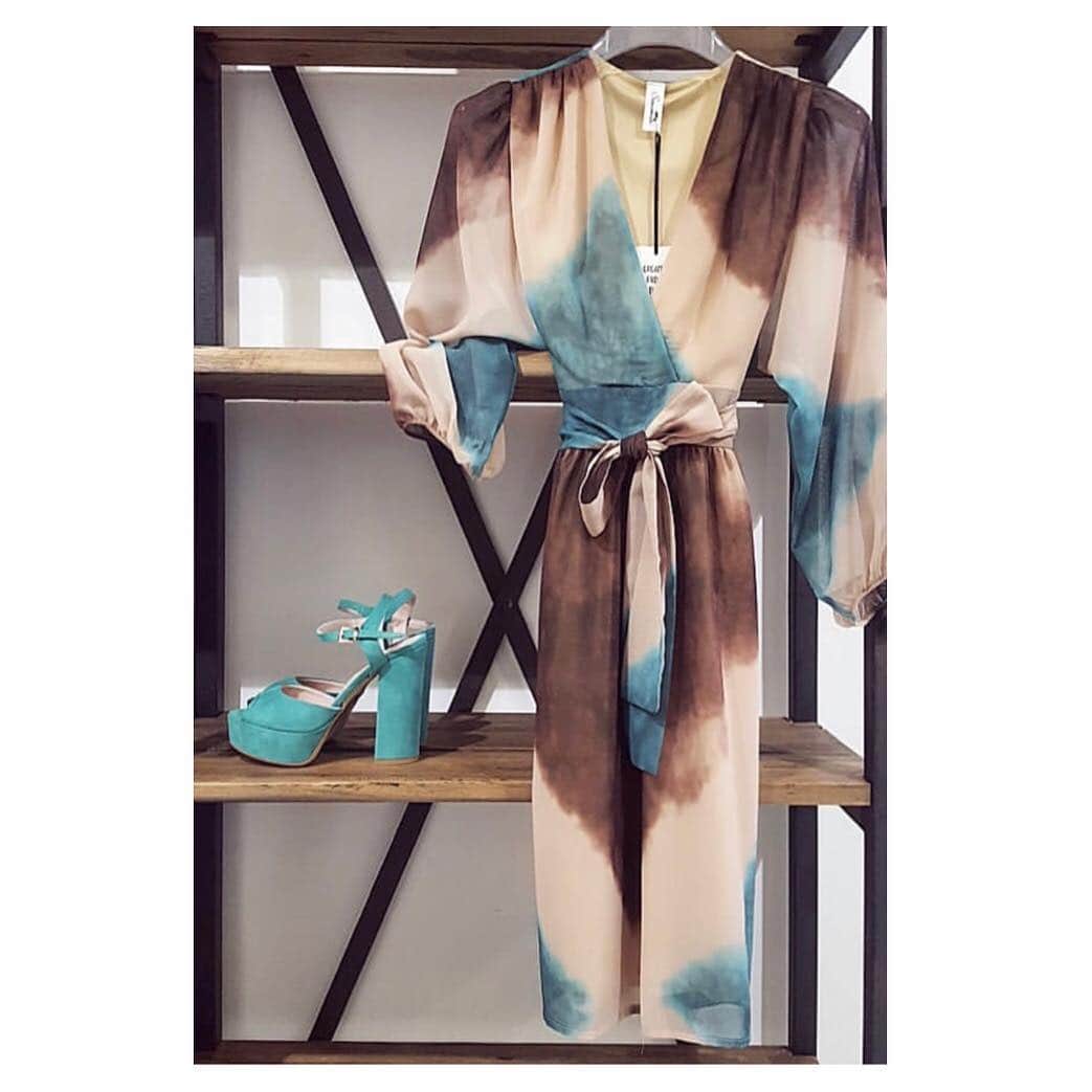 のインスタグラム：「#islo #isloisabellalorusso #isloshoes #shoes #sandals #color #fashion #style #shop #negozio #rivenditore #heels #tacchi #higheels #shoponline  #shoppingonline #shopping #newcollection #madeinitaly #staytuned」