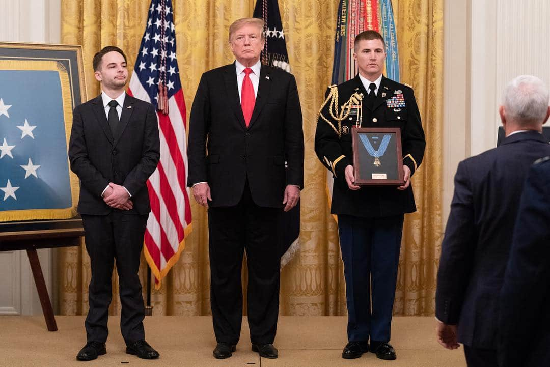 ドナルド・トランプさんのインスタグラム写真 - (ドナルド・トランプInstagram)「President Trump presents the Medal of Honor to U.S. Army Staff Sgt. Travis W. Atkins posthumously for his conspicuous act of gallantry while in service June 1, 2007 in Iraq, shielding his fellow soldiers from deadly harm.」3月28日 8時56分 - realdonaldtrump