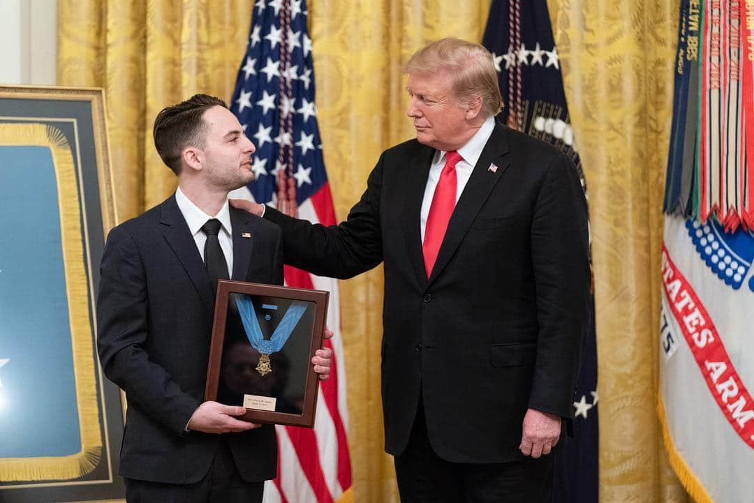 ドナルド・トランプさんのインスタグラム写真 - (ドナルド・トランプInstagram)「President Trump presents the Medal of Honor to U.S. Army Staff Sgt. Travis W. Atkins posthumously for his conspicuous act of gallantry while in service June 1, 2007 in Iraq, shielding his fellow soldiers from deadly harm.」3月28日 8時56分 - realdonaldtrump