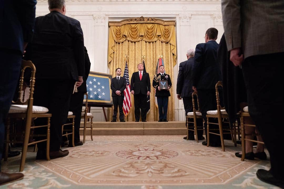 ドナルド・トランプさんのインスタグラム写真 - (ドナルド・トランプInstagram)「President Trump presents the Medal of Honor to U.S. Army Staff Sgt. Travis W. Atkins posthumously for his conspicuous act of gallantry while in service June 1, 2007 in Iraq, shielding his fellow soldiers from deadly harm.」3月28日 8時56分 - realdonaldtrump