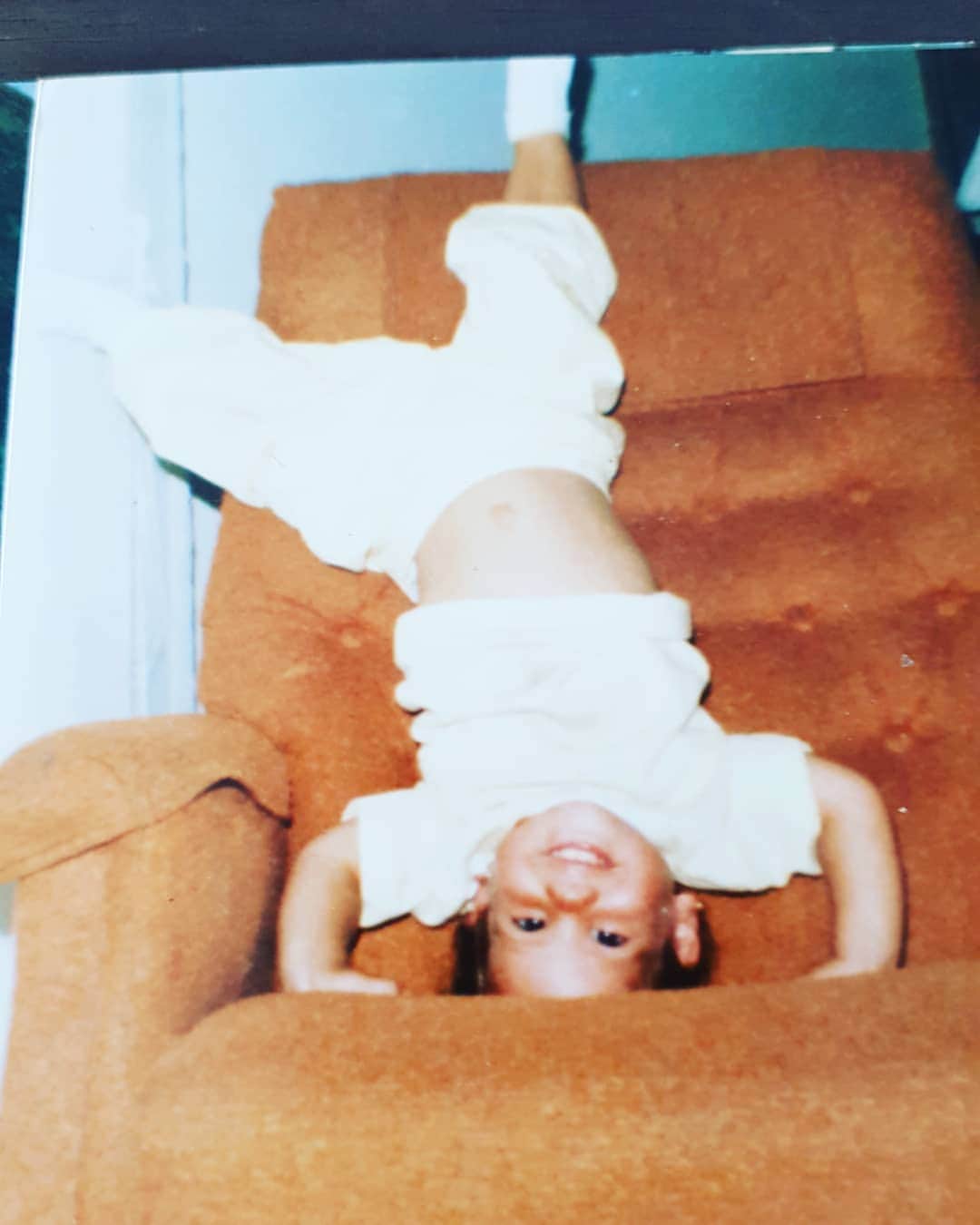 メーガン・デュアメルさんのインスタグラム写真 - (メーガン・デュアメルInstagram)「#TBT to the wild days of my childhood! Something tells me I was bound to be in an acrobatic sport 🤸‍♀️ #throwbackthursday #childhood #handstand #1988」3月28日 8時50分 - meaganduhamel