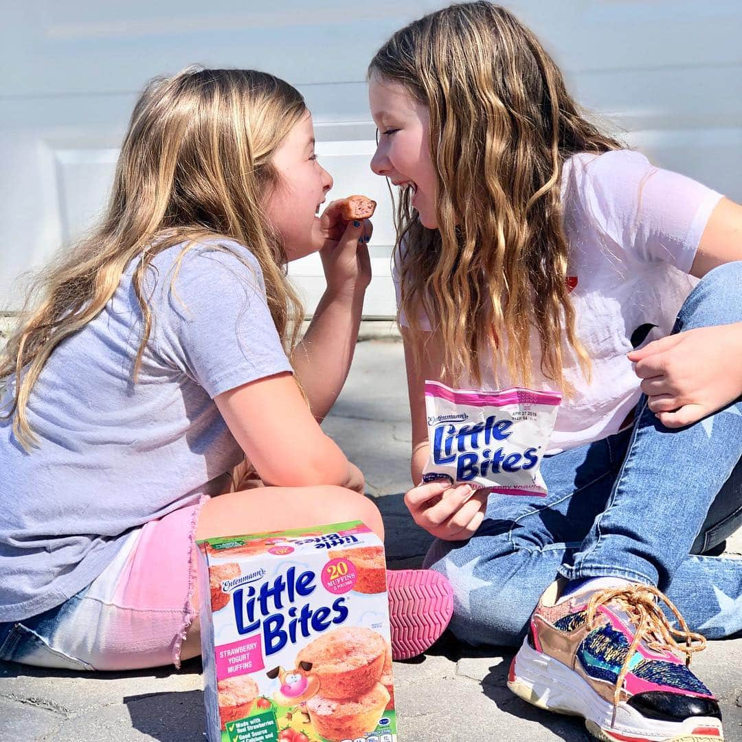 トリ・スペリングさんのインスタグラム写真 - (トリ・スペリングInstagram)「This mom of 5 finds snack time a balancing act between pleasing my kiddos and feeling good as a parent about what I’m feeding them. #ad  Thank you @littlebitessnacks for being yummy and kiddo approved ( my littles ❤️ the Chocolate Chip Muffins, Blueberry Muffins, and Strawberry Yogurt Muffins) while this mama bear is grateful that #lovelittlebites has no high fructose or corn syrup and is made with real ingredients like strawberries, blueberries, and bananas. PS- They are easy and mess free for little hands and great on the go! What is your kiddos fave flavor? #momwin」3月28日 8時54分 - torispelling