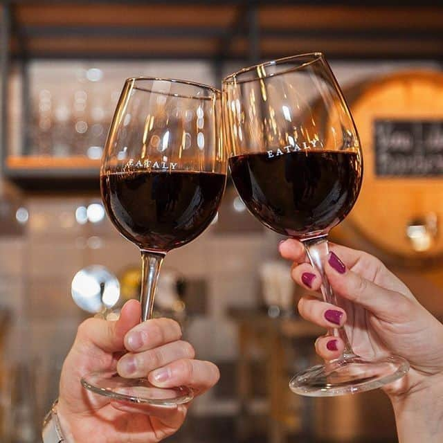 Eataly Brasilさんのインスタグラム写真 - (Eataly BrasilInstagram)「Sentiu falta de nossos Workshops de vinho? Então anota na sua agenda: esse final de semana tem Vino Weekend no Eataly, com feira de vinhos, descontos na adega e Workshops gratuitos. Saiba mais aqui👇 . . . Nesse sábado e domingo (30 e 31), das 12h às 18h temos Vino Weekend no 1° andar do Eataly! Teremos Workshops gratuitos com degustação pela nossa especialista @luisalima_, feira com mais de 40 rótulos de vinhos italianos em taças a R$ 20 e desconto de 15% na compra de 6 ou mais garrafas em nossa adega. Se você também ama vinhos, vem com a gente!  #EatalySP #SouEatalyano #VinoWeekend #Workshops」3月28日 7時22分 - eatalybr