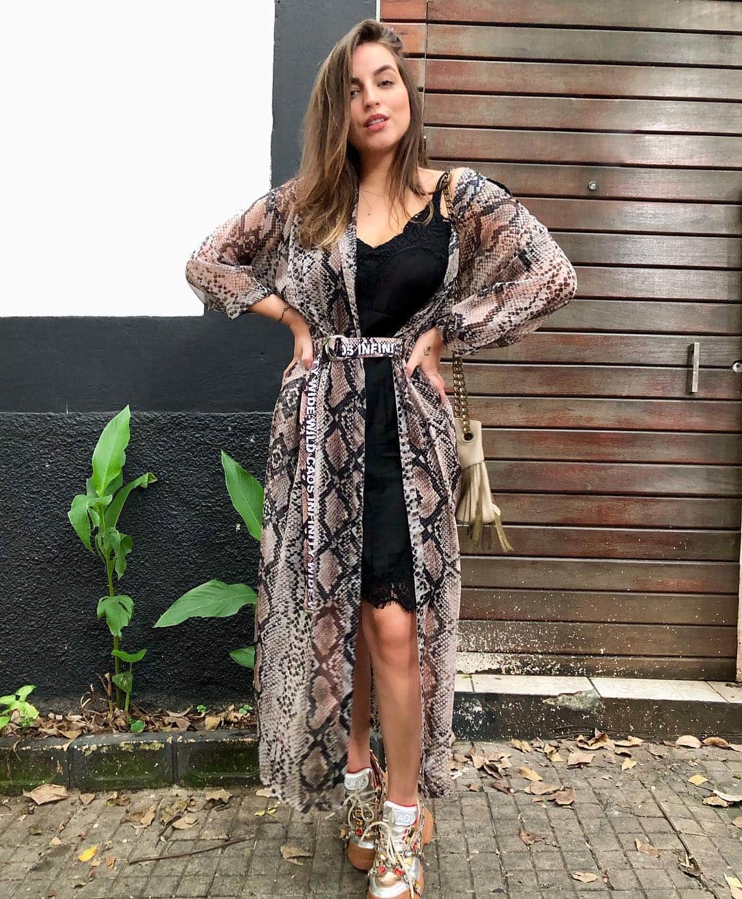 Bruna Unzuetaのインスタグラム：「Que tal esse look super cool? 💃🏻 gosto de looks assim, com peças básicas e que você pode usar em várias ocasiões! 🤪 @caosmoda」