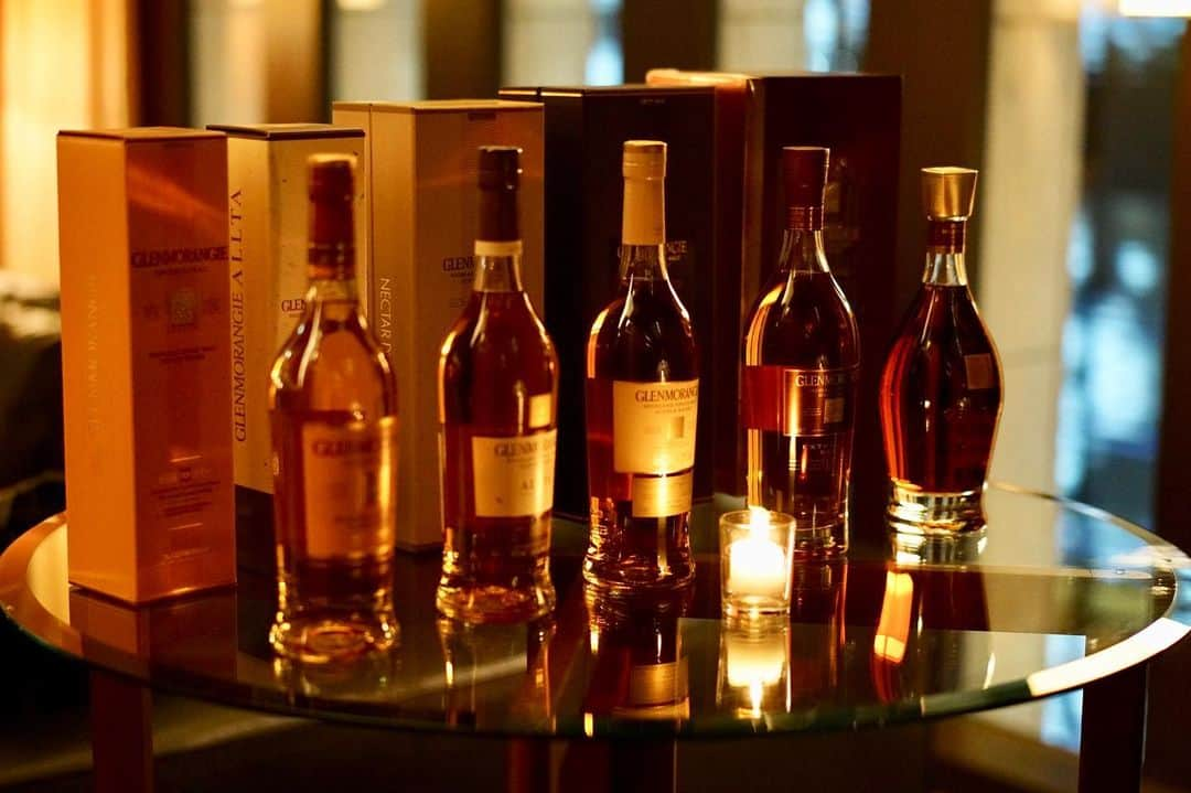 白木夏子さんのインスタグラム写真 - (白木夏子Instagram)「スコッチウイスキー《GLENMORANGIE グレンモーレンジィ 》のspecial nightにお邪魔しました😊キム兄さんや、とよた真帆さん、アンミカさん、前田典子さん、ユージさんなどとご一緒させていただきました🥃 最高蒸留・製造責任者のビル・ラムズデン博士のお話を伺いつつ、いつかスコットランドの蒸留所に伺いたいな〜、と仕事をがんばる目標がひとつ増えました✨」3月28日 7時27分 - natsukoshiraki