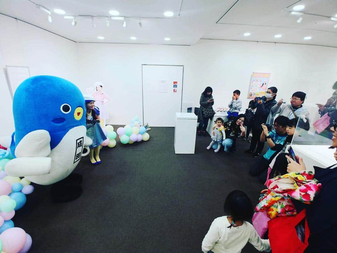 岡田ひとみ（ねんドル）さんのインスタグラム写真 - (岡田ひとみ（ねんドル）Instagram)「個展はあと3日、昨日は#うなりくん が来てくれました！ 本日は16:00-17:30在館します。 #nendol #exhibition #miniature #ministurefood #ねんドル #ミニチュアフード #成田」3月28日 7時30分 - hitomi_nendol