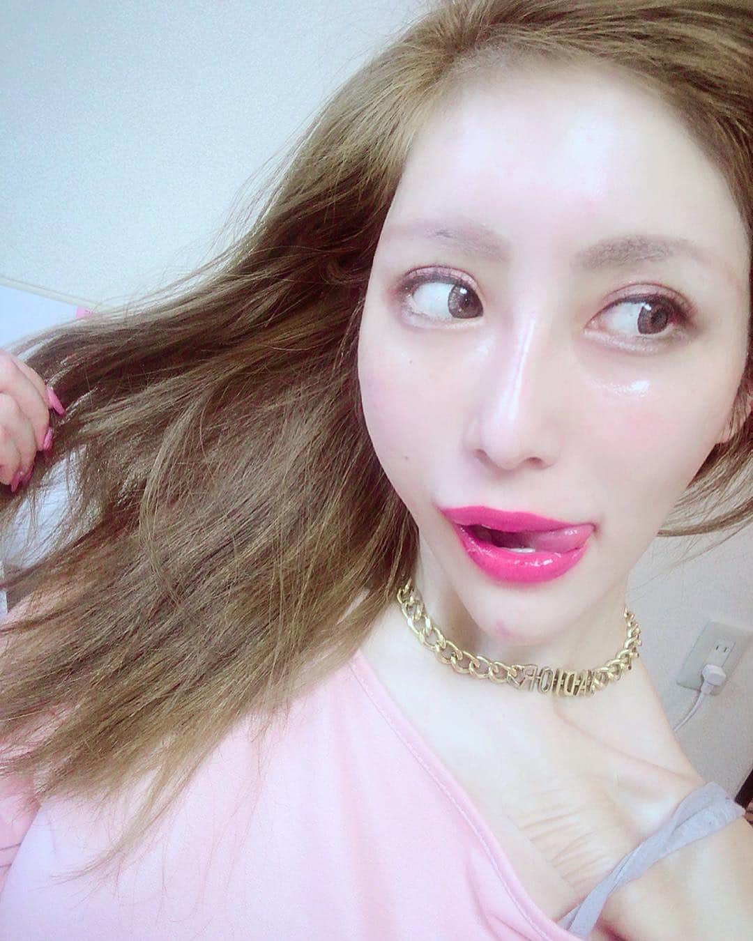 dj..琴さんのインスタグラム写真 - (dj..琴Instagram)「人間は寂しい。琴は琴っていう人間を好きでいてほしい。大人になるにつれて必要なのはお金なんてことはわかってる。お金がないとなにもできないもんね。お金がない琴でも人情だけはある。ずっと大人になれない。大人にならないといけない意味がわからないしむしろなれない。みんなとは言わないけど大半都合の良い人間ばかり。でも辛いから本当は大人になりたかった。笑← みんなに対して平等で名誉お金そんなのにめがくらむことがない。琴の人として好きな人間って変わらない人。」3月28日 7時32分 - koto5555