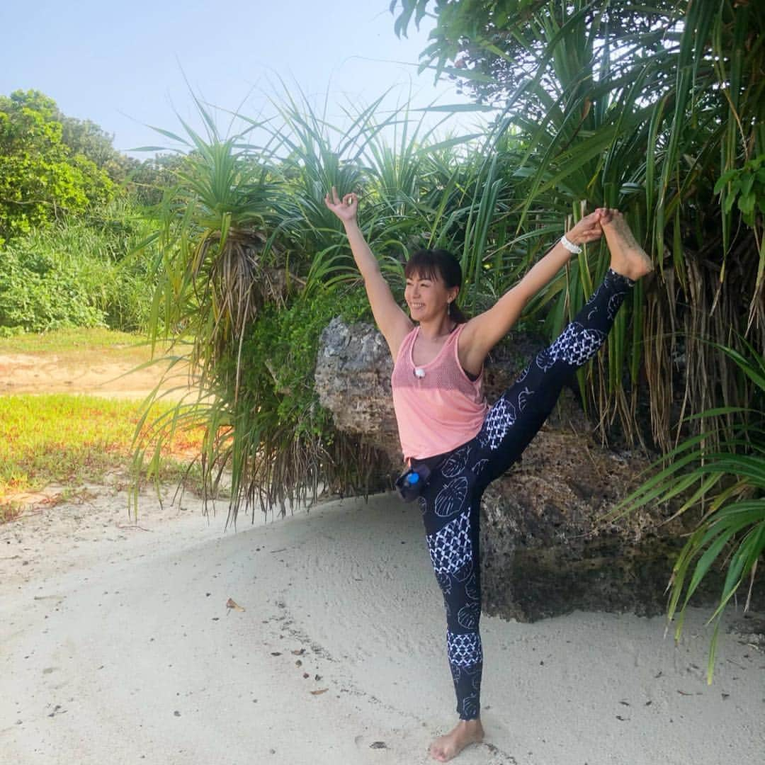 田中律子さんのインスタグラム写真 - (田中律子Instagram)「TOKAIケーブルネットワーク 『田中律子の旅するSUP』 シーズン3🤟沖縄本島と石垣島で撮影してまーす🌴🌞✨ 最高なお天気の中で、めちゃくちゃ素敵な映像撮れてます🏄‍♀️ 今日も朝から撮影🌞 シーズン3もみなさま楽しみにしててね🙌  田中律子旅するSUP📺 TOKAIケーブルネットワーク トコちゃんねる静岡 いちはらコミュニティネットワークテレビ　／　厚木伊勢原ケーブルネットワーク　／　 エルシーブイ　／　倉敷ケーブルテレビ　／　テレビ津山　／　東京ベイネットワーク  #tokaiケーブルネットワーク  #田中律子の旅するsup  #旅sup  #supyoga  #日本サップヨガ協会 #roxyjapan #starboardjapan」3月28日 7時39分 - ri2kotanaka