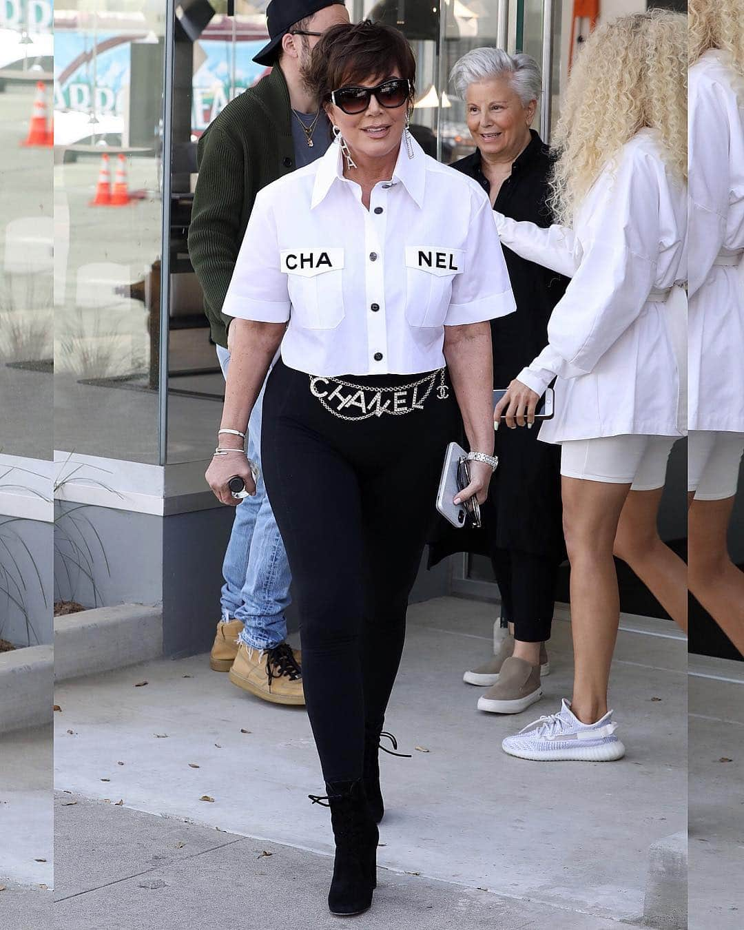 Just Jaredさんのインスタグラム写真 - (Just JaredInstagram)「@khloekardashian and @krisjenner go shopping after the premiere of the @kuwtk Season 16 trailer. #KhloeKardashian #KrisJenner #Chanel #KeepingUpWithTheKardashians」3月28日 7時49分 - justjared