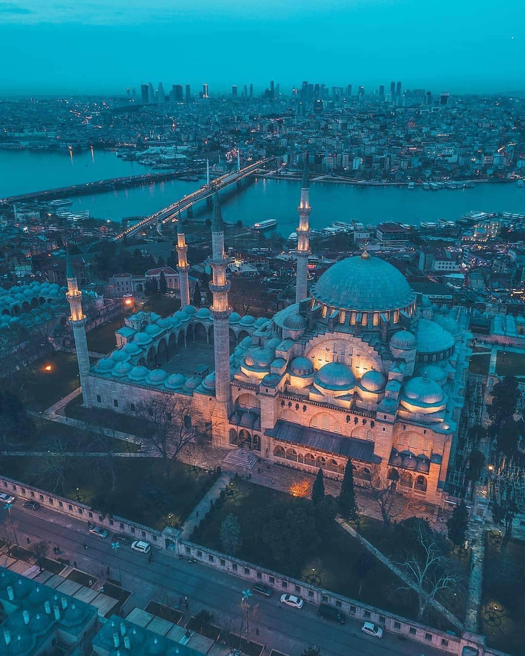 BEAUTIFUL DESTINATIONSさんのインスタグラム写真 - (BEAUTIFUL DESTINATIONSInstagram)「Did you know that the beautiful Sultan Ahmed Mosque in Istanbul, also known as "The Blue Mosque," has over 250 stained glass windows? And over 20,000 blue tiles in its interior? The mosque is open for prayer and visitors alike, so check it out for yourself if you get the chance — tag who you'd bring with! (📷: @harimaolee 📍: #Instanbul, Turkey)」3月28日 7時50分 - beautifuldestinations