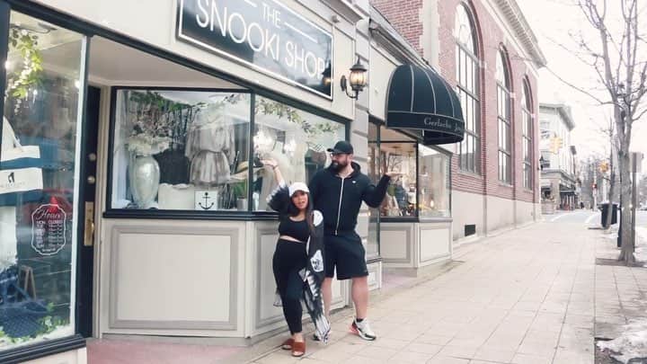 ニコール・ ポリッツィのインスタグラム：「COULD I COME IN? @thesnookishop New YT video - tour my store & check out my spring favs! ☀️🔥🖤」