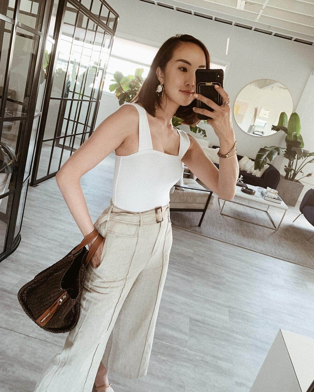 クリッセル・リムさんのインスタグラム写真 - (クリッセル・リムInstagram)「Yesterday’s OOTD at the office. The Bardot bodysuit is officially sold out but the Toulouse linen trousers are currently available in all sizes (the last two trousers  from the collection are all sold out too so these are the only ones left!). These linen trousers are so good for a spring office look or even casually to the beach! These trousers are available at @nordstrom . Direct link in stories #chrisellelimcollection #chrisellesOOTD」3月28日 7時53分 - chrisellelim