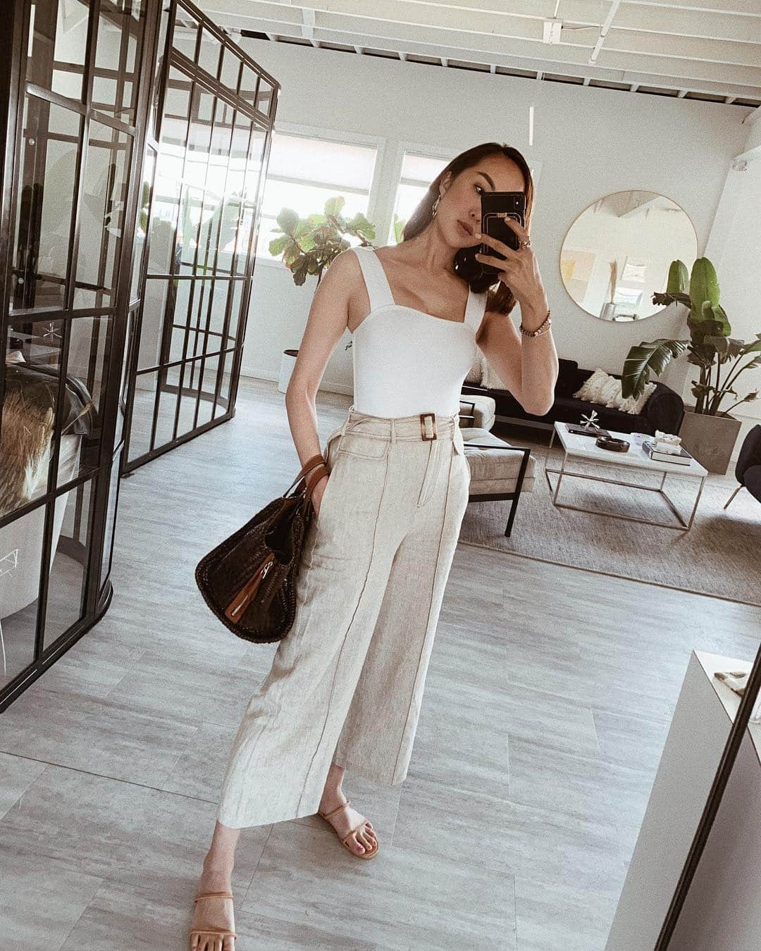 クリッセル・リムさんのインスタグラム写真 - (クリッセル・リムInstagram)「Yesterday’s OOTD at the office. The Bardot bodysuit is officially sold out but the Toulouse linen trousers are currently available in all sizes (the last two trousers  from the collection are all sold out too so these are the only ones left!). These linen trousers are so good for a spring office look or even casually to the beach! These trousers are available at @nordstrom . Direct link in stories #chrisellelimcollection #chrisellesOOTD」3月28日 7時53分 - chrisellelim