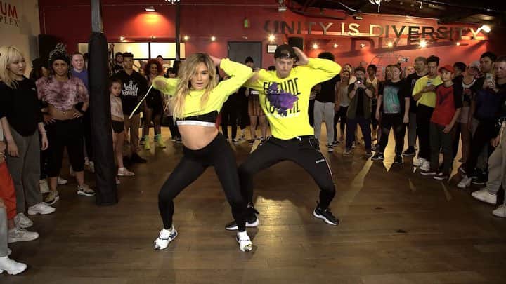チャチー・ゴンザレスのインスタグラム：「By far my favorite piece @mattsteffanina and I have collabed on! Thank you so much to everyone who came and gave us their energy! 💃🏼❤️ Song: Bola Rebola - @anitta @jbalvin @tropkillaz @mczaac」