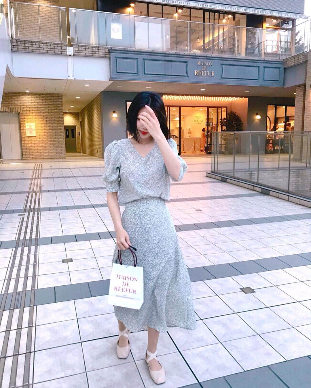 中島奈津希さんのインスタグラム写真 - (中島奈津希Instagram)「🛍💭💛💛💛﻿﻿ ﻿﻿ ﻿﻿ ﻿﻿ ﻿おはようございます😪﻿ ﻿ 久しぶりの東京だったから﻿﻿ 昨日の夜は代官山でお買い物してきた🛍🛍🛍﻿﻿ ﻿﻿ ﻿﻿ 絶対行きたかったmaisondereefurにも行けたし、満足です🙆🏻‍♀️﻿﻿ ﻿﻿ ﻿﻿ ﻿﻿ ﻿﻿ ﻿﻿ ﻿﻿ ﻿﻿ ﻿﻿ 因みに、﻿﻿ ワンピースに見えるのは#titivate (@titivatejp )の﻿﻿ #リーフプリントパフスリーブブラウス ﻿﻿ と﻿﻿ #リーフプリントフレアロングスカート ﻿﻿ のセットアップなの。﻿﻿ ﻿﻿ ﻿﻿ ﻿﻿ 袖の部分がツボすぎるし、﻿﻿ リーフ柄だからアイボリーでも可愛くなりすぎないのが良い。﻿﻿ ﻿﻿ ﻿﻿ ﻿﻿ ﻿﻿ ﻿﻿ ﻿﻿ ﻿﻿ ﻿﻿ ﻿﻿ 春服いっぱいゲットしてるから﻿﻿ やっと着られる気温になって嬉しいなぁ🤤🤤💕﻿﻿ ﻿﻿﻿ ☁️☁️☁️☁️☁️☁️☁️☁️☁️☁️☁️☁️☁️☁️☁️☁️☁️﻿﻿ #titivatestyle#ティティベイト#コーデ#春コーデ#セットアップ#code#coordinate#fashion」3月28日 7時59分 - nakajima_natsuki