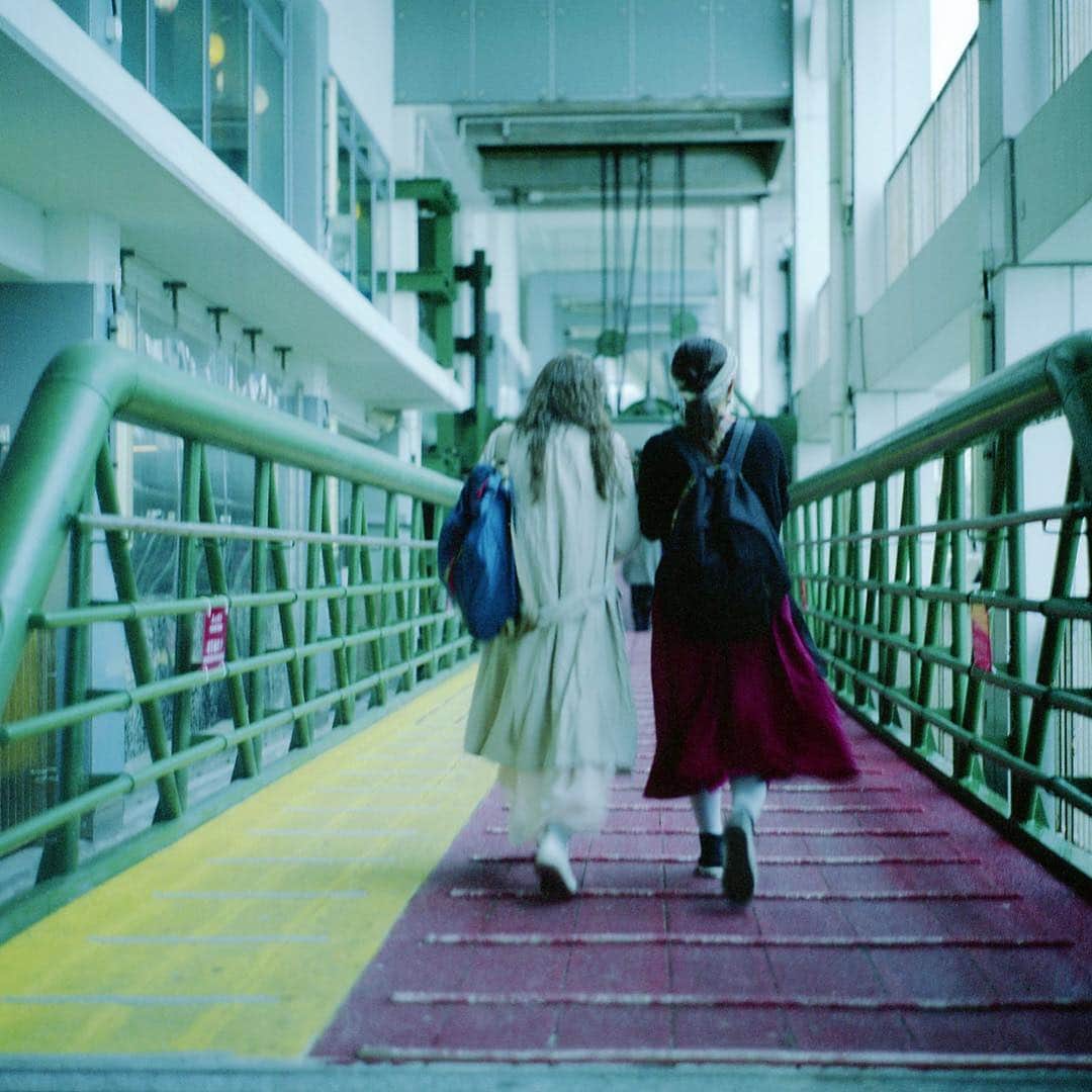 のインスタグラム：「2019.03.27﻿﻿ ﻿﻿ gᵒᵒᒄ  ᔿᵒʳᐢⁱᐢg *⿻｡* . ﻿﻿ ﻿﻿ ﻿﻿ 楽しそうにスターフェリーに乗る2人 (ブレてますがっ)﻿ ﻿ 実は﻿ スターフェリーがあんまり楽しくて﻿ 一度乗れば目的地に着いたのに﻿ わざわざもう一回往復した私達（笑）﻿ ﻿﻿ ﻿ やっぱり楽しい香港🇭🇰﻿﻿ ﻿﻿ ﻿﻿ ___________________________________________*⿻｡* . ✈︎﻿﻿ ______________﻿﻿ ﻿﻿ ﻿﻿ #yuyu_hongkong﻿﻿﻿ #暮らすように旅をする﻿﻿﻿ #rolleiflex28f﻿﻿ #ローライ会﻿﻿ #hongkong﻿﻿﻿ #スターフェリー﻿ #アガる香港﻿ #香港旅行﻿」